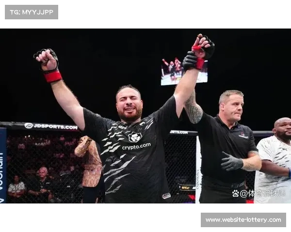 “野兽”巴内特赛场短裤滑落事件后续，选手幽默应对尴尬场面